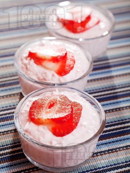 Лек и бърз домашен десерт - ягодов крем със сметана, крема сирене и пудра захар - снимка на рецептата